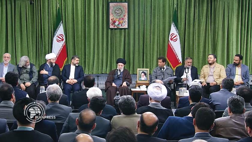Iranpress: Ayatollah Khamenei receives poets