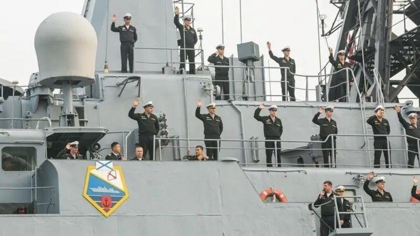 Iranpress: Two Russian warships enter Red Sea