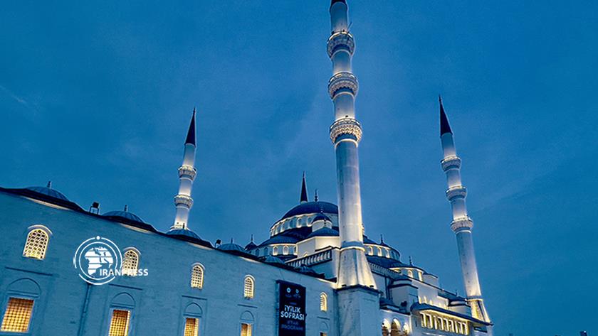 Iranpress: Serving Iftar meals to fasting Muslims; Long lasting tradition in Ankara