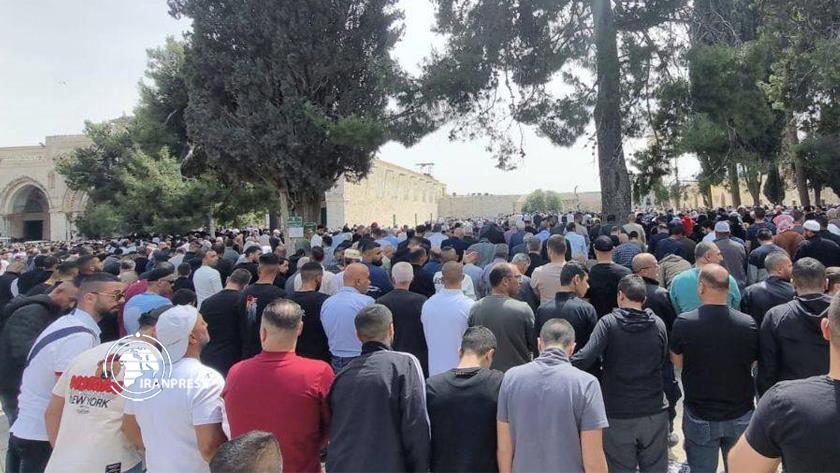 Iranpress: 125 K Palestinians perform prayers at Al-Aqsa Mosque