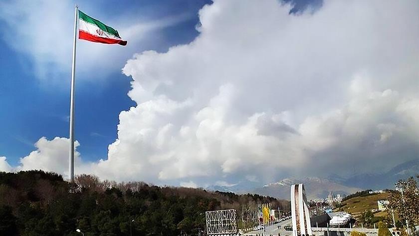 Iranpress: Iran hoists largest flag in Tehran to commemorate 1979 Revolution