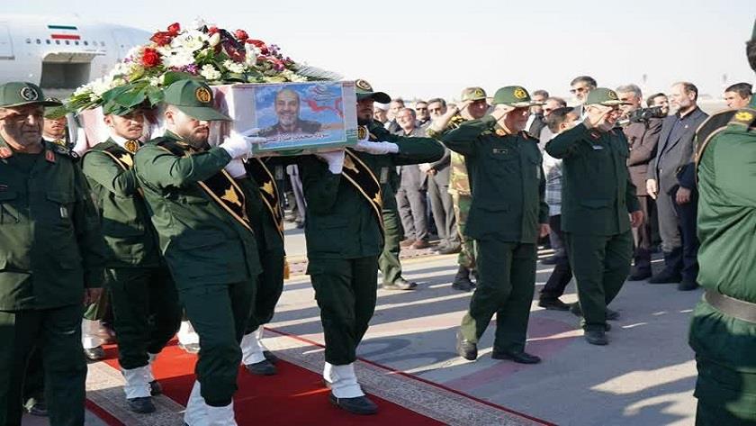 Iranpress: Iranian in Isfahan bid farewell to martyred commanders