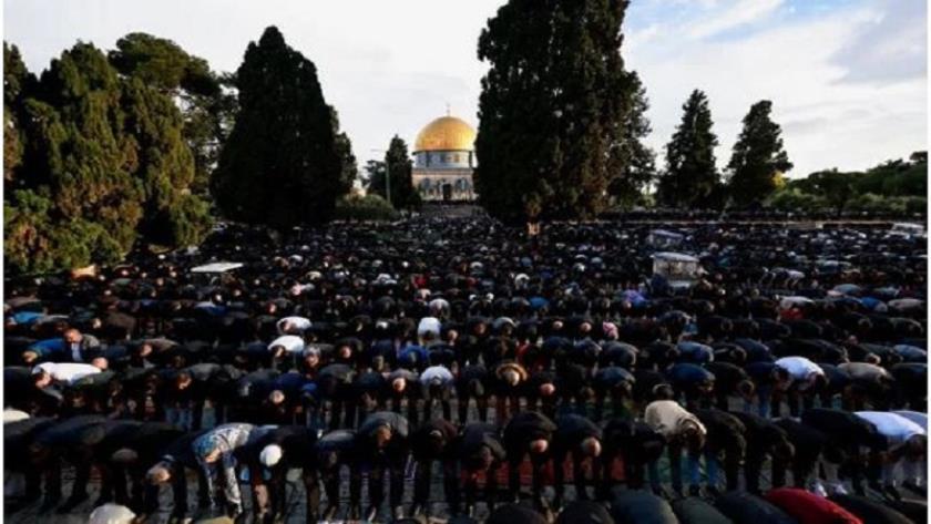 Iranpress: Thousands of Palestinians hold Eid al-Fitr prayers in Al-Aqsa Mosque