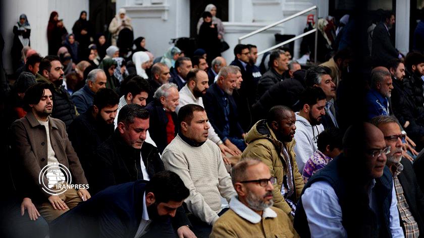 Iranpress: Eid al-Fitr prayer at the Islamic Center in UK
