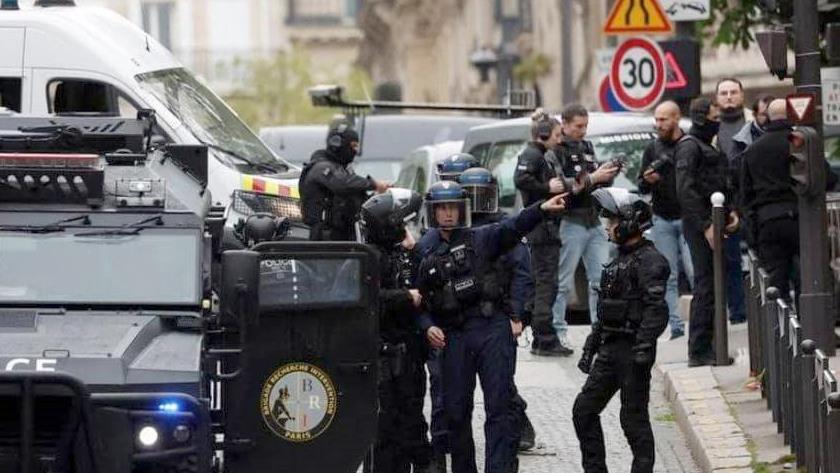 Iranpress: French Police arrests intruder to Iranian embassy in Paris 