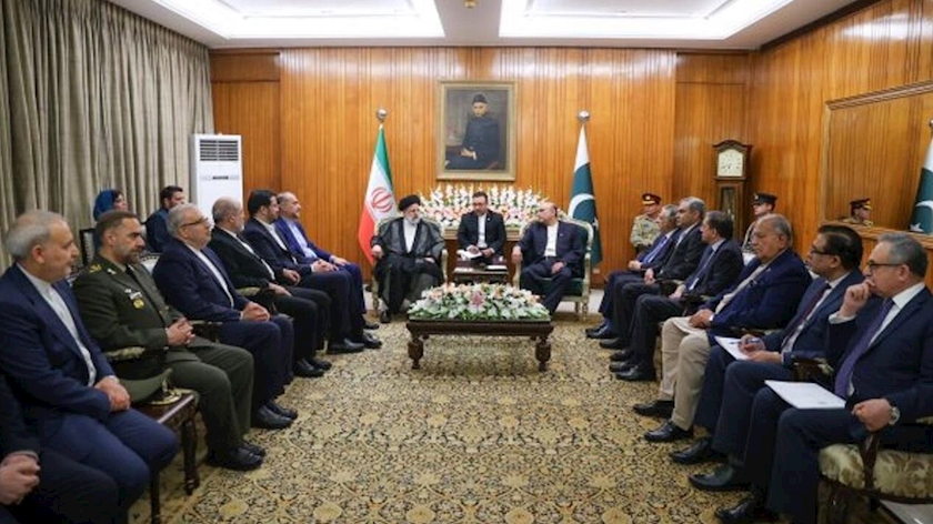 Iranpress: Raisi emphasizes strengthening Iran, Pakistan security cooperation