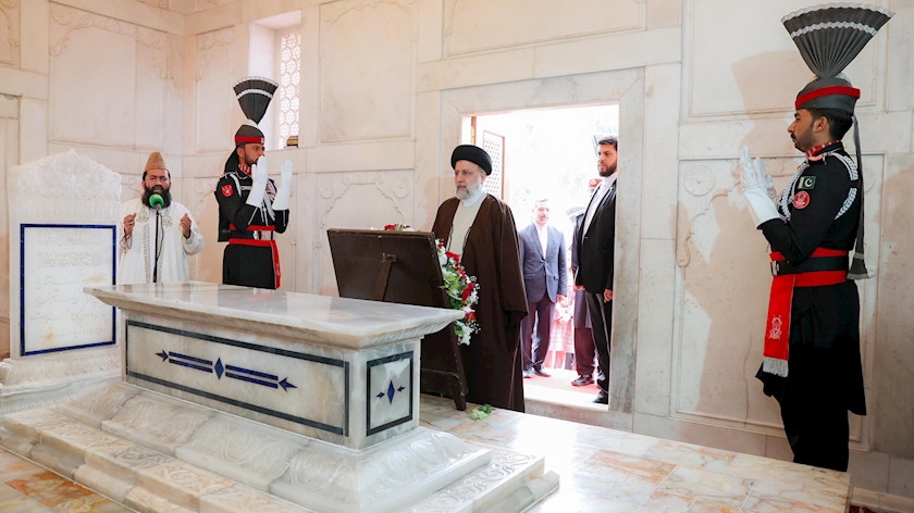 Iranpress: Iran president pays visit to Allama Iqbal tomb in Pakistan