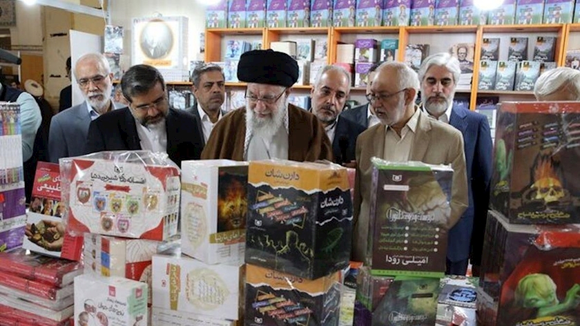 Iranpress: Leader pays visit to 35th Tehran International Book Fair this morning