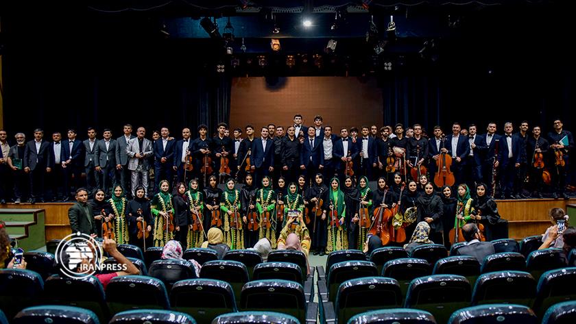 Iranpress: Tajik-Iran Friendship Symphony Orchestra Held In Shiraz 