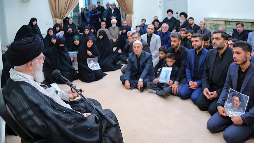 Iranpress: Leader: Elegant funeral showed people loyal to manifestations of Revolution mottos
