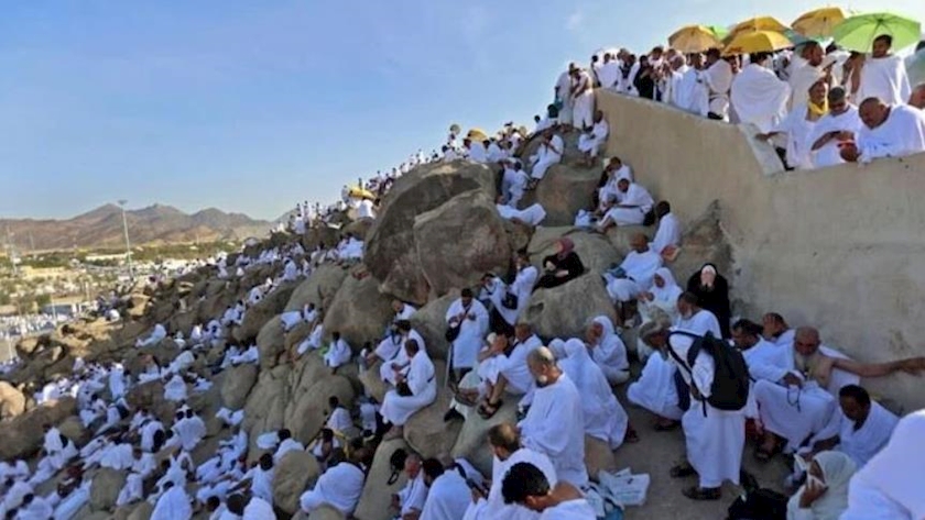 Iranpress: Hajj Pilgrims Gather on Mount Arafat
