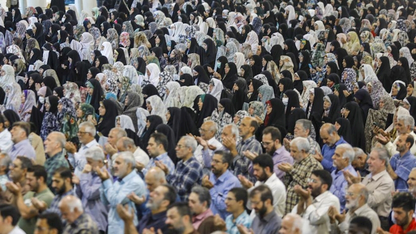 Iranpress: Iranians Mark Eid-Aldha, Perform Prayers across Country