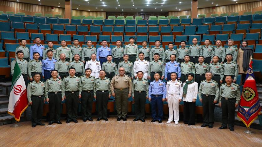 Iranpress: Chinese Delegation Visits Iran Army