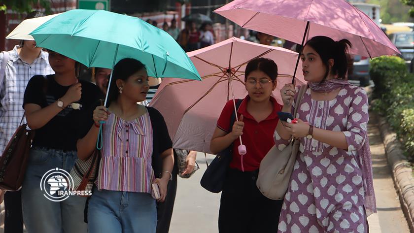 Iranpress: Heat Wave Strikes India, Forces People Rush into Water