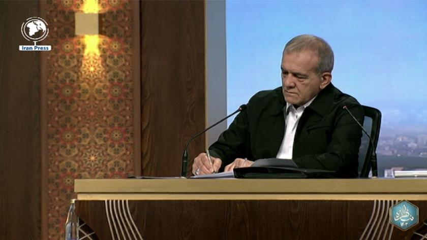 Iranpress: Presidential Hopeful Pezeshkian Outlines His Plans in 5th Round of Debates