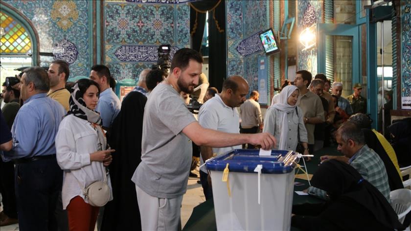 Iranpress: Iranians Cast Votes In Runoff Presidential Election