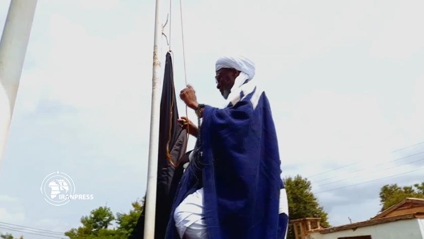 Iranpress: Ghanaian Shia Mourners Renew Flag of Imam Hussein 