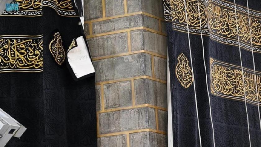 Iranpress: Women Participate in Changing of Kaaba