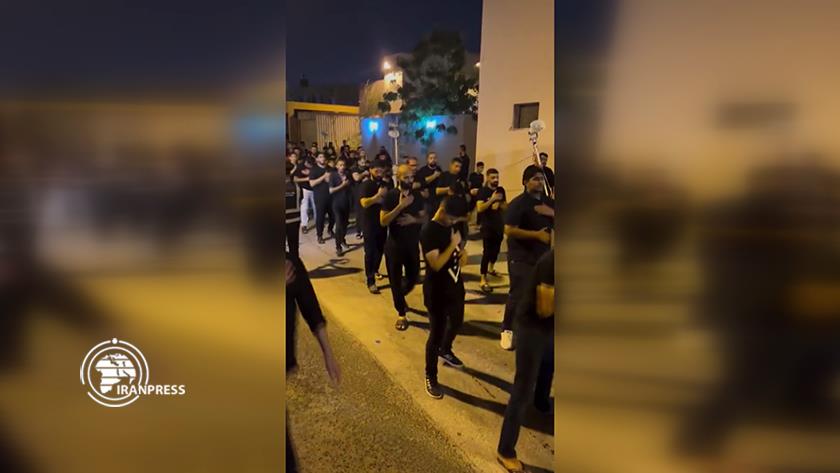 Iranpress: Bahrainis Stage Muharram Mourning Rituals