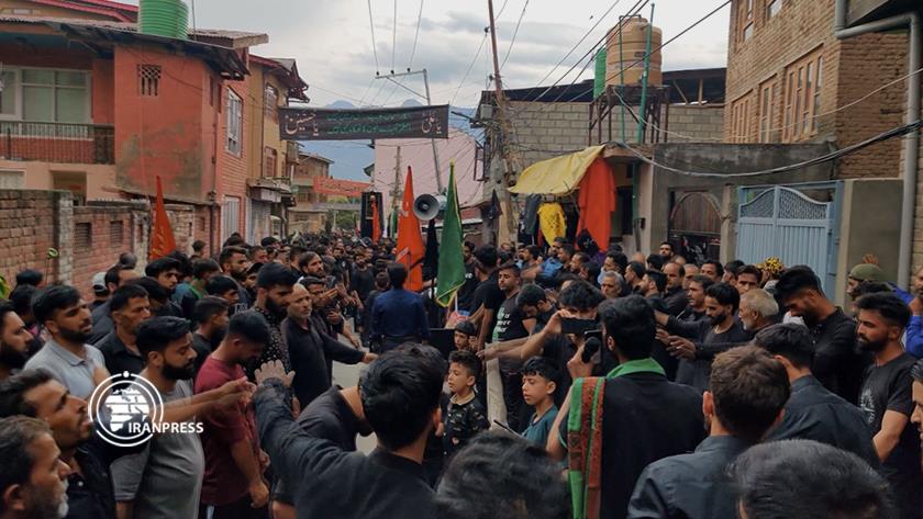 Iranpress: Mourning Procession for Imam Hussain(A.S) Held in Srinagar, Kashmir