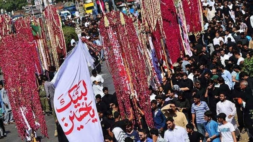 Iranpress: Shia Muslim Marks Ashura Mourning Ceremony in India