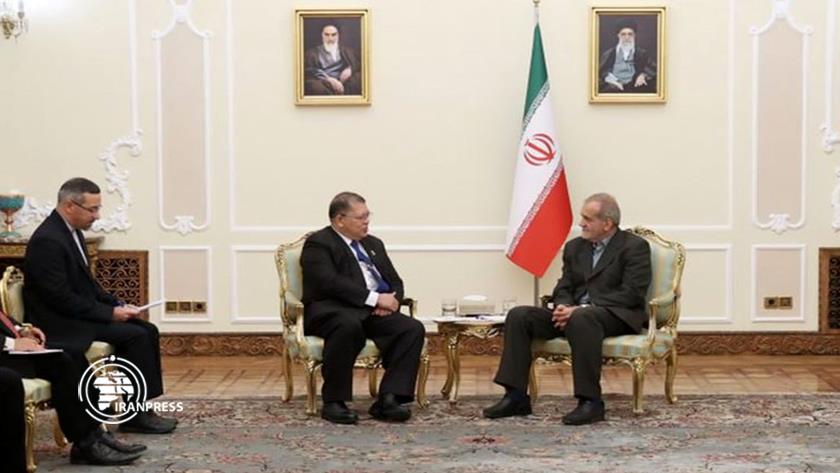 Iranpress: President Pezeshkian meets Malaysian Parliament Speaker 