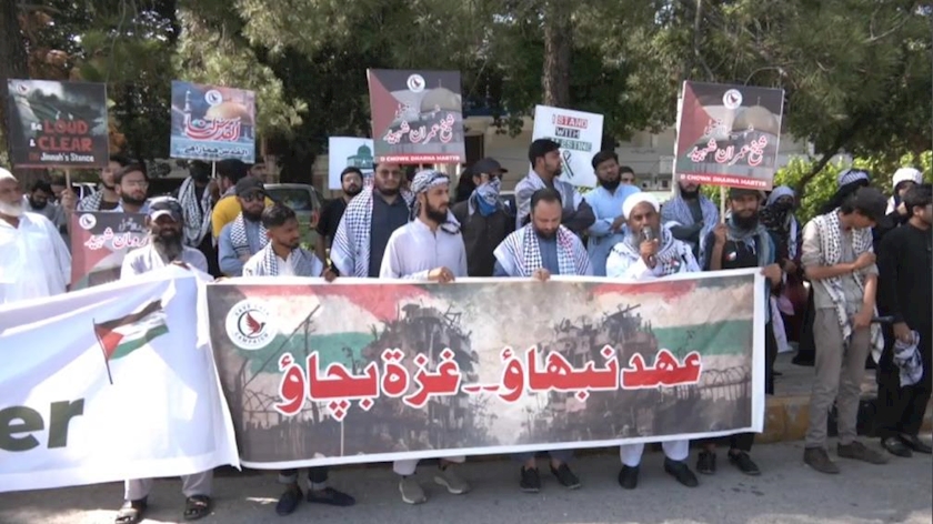 Iranpress: Citizens in Islamabad Paid Tribute to Martyer Haniyeh