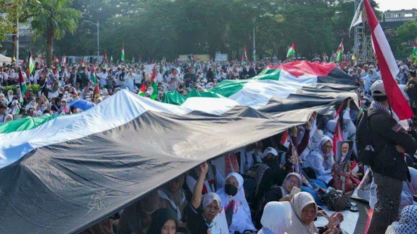 Iranpress: Malaysian Supporters of Palestine Gather Outside US Embassy