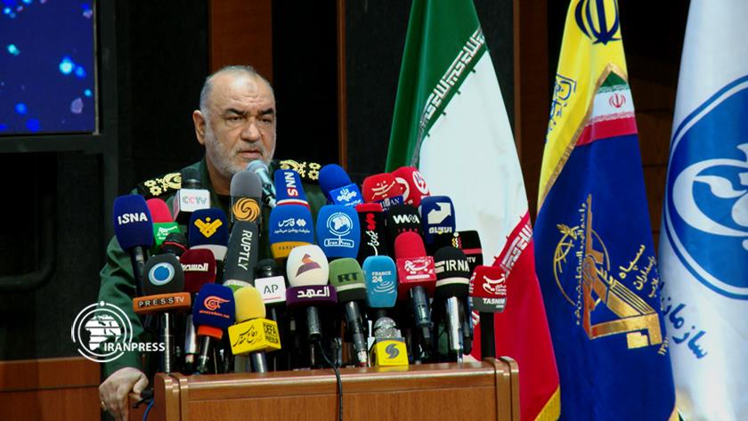 Iranpress:  IRGC Chief : Jornalists Truth-Tellers, Give Society Vigilance