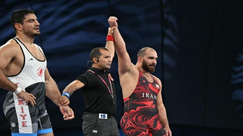 Iranpress: Iranian Wrestler Advances to Olympic Final, Defeats Turkish Rival