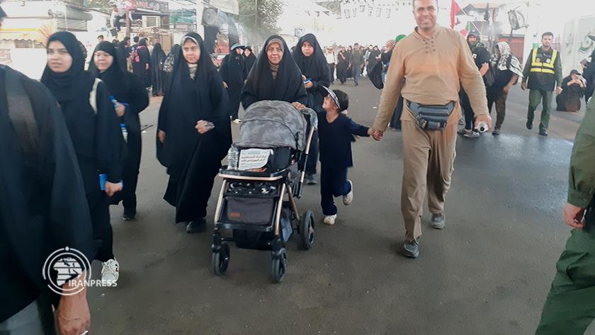 Iranpress: Arbaeen Pilgrims Passing Through Mehran Border