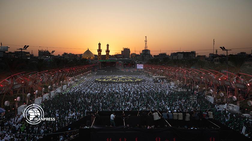 Iranpress: People in Mass Mourning Arbaeen Occasion in Karbala