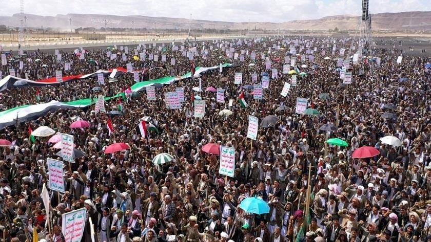 Iranpress: Yemenis Stage Massive Rally in Support of Palestinians