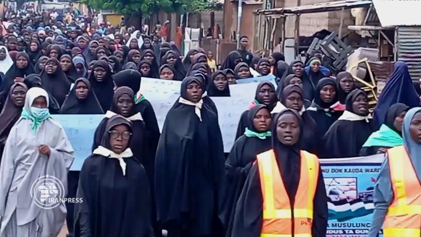 Iranpress: Muslim Women in Nigeria Condemn Police for Hijab Removal