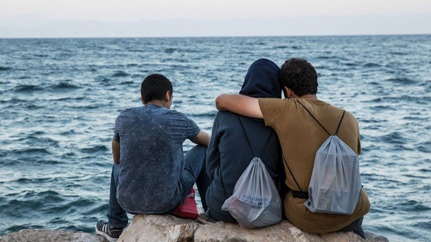 Iranpress: Greece: Racist woman argues to throw 106 Syrian immigrants into sea