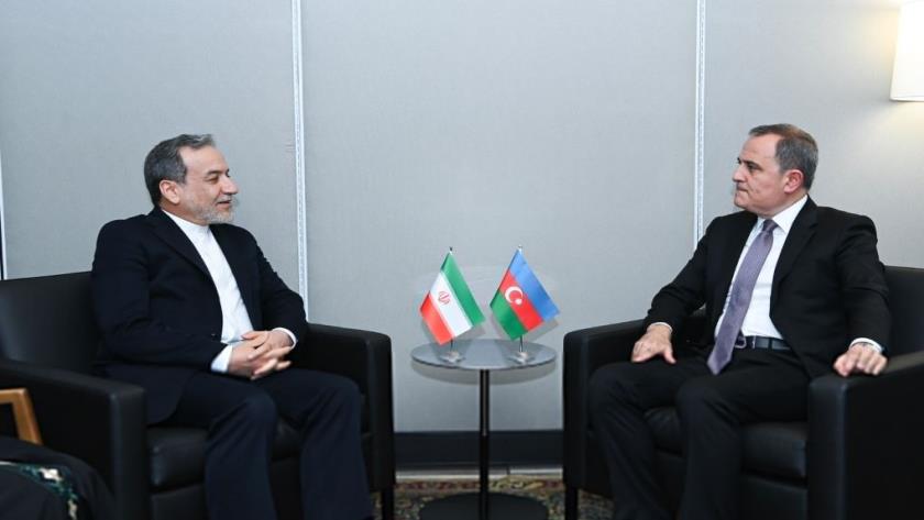 Iranpress: Iran FMs Meets Azerbaijani Counterpart