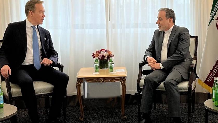 Iranpress: Iran FM Meets Head of World Economic Forum