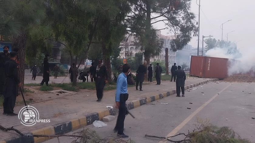 Iranpress: Islamabad: Clashes Between Police and Protesters Halted Until Night