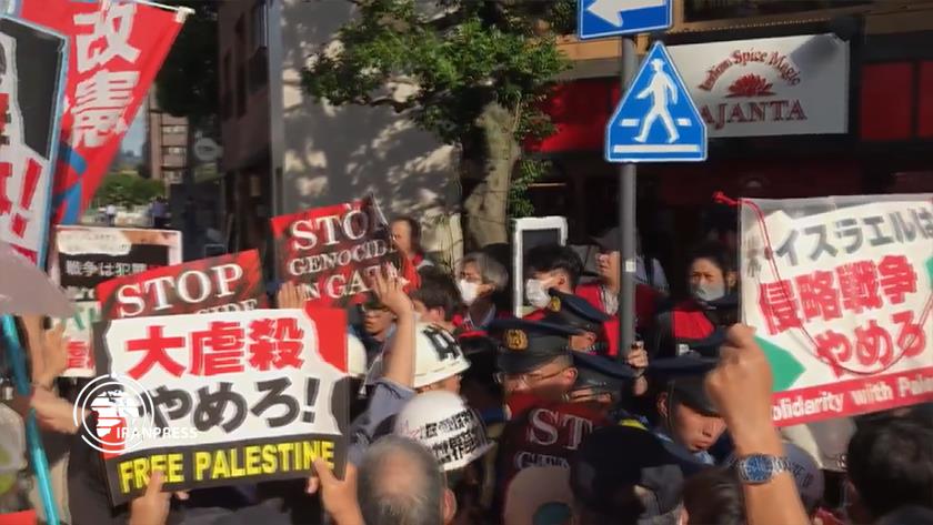 Iranpress: Tokyo Police Clash with Palestinian Supporters in front of Israeli Embassy