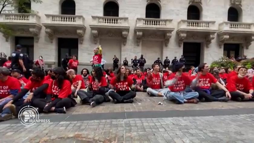 Iranpress: Antizionist Jews Storm Manhattan Stock Exchange