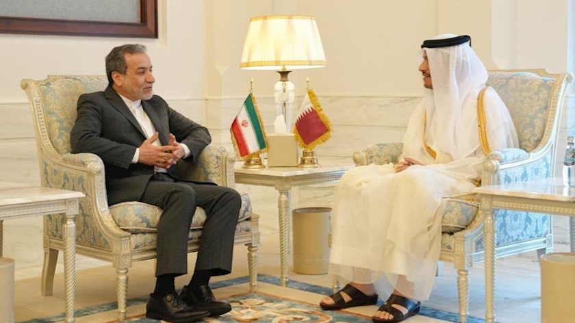 Iranpress: FM Araghchi Meets Qatari Counterpart in Doha 