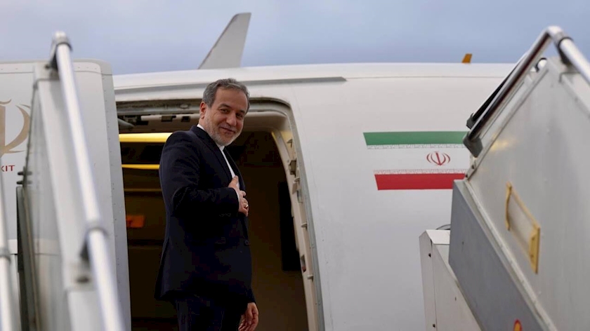 Iranpress: Araghchi Leaves Tehran for Bahrain