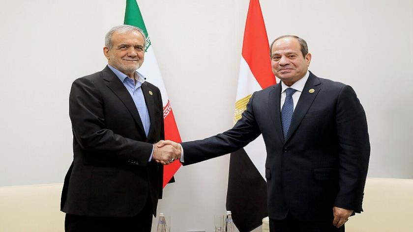 Iranpress: Iranian, Egyptian Presidents Discuss ME Tensions 