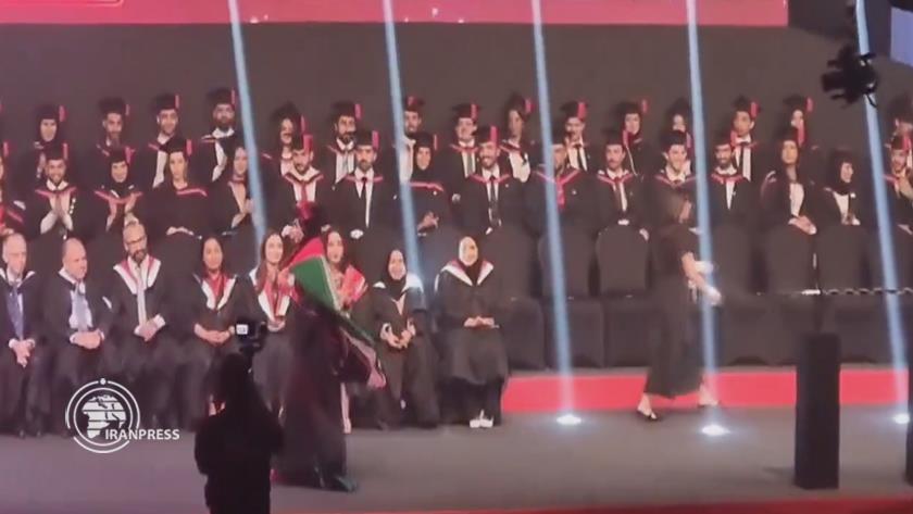 Iranpress: Bahraini Student Raises Palestinian Flag at UK Graduation Ceremony