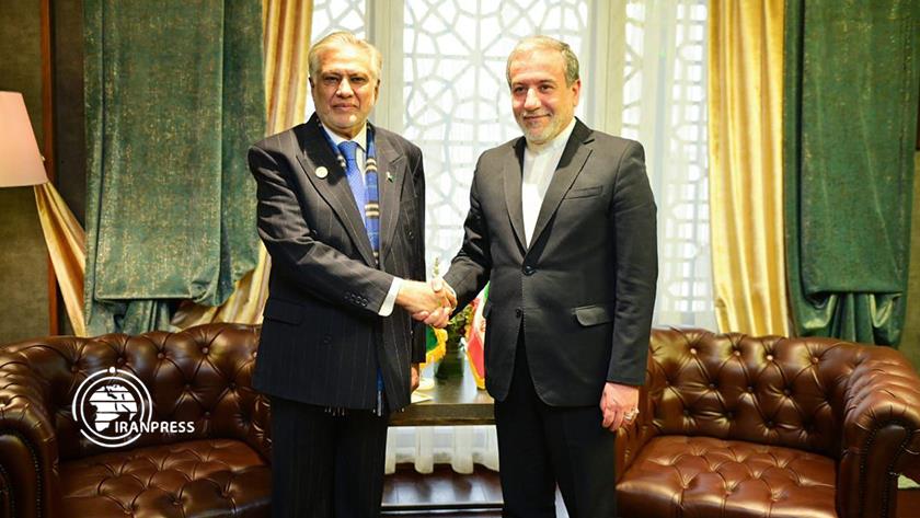 Iranpress: Iran, Pakistan Stress Expansion of Bilateral Ties in Various Fields