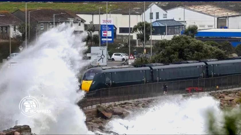 Iranpress: Storm Darragh in UK: Millions Told to Stay Indoors