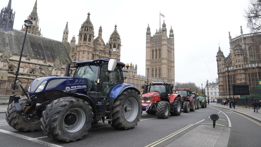 Iranpress: London; British Farmers Stage Rally with Tractors 