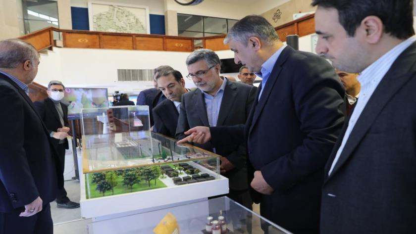 Iranpress: Health Minister Visits Iran Nuclear Achievements Expo