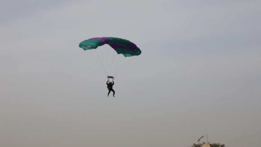 Iranpress: Iran Armed Forces, Belurus Army Kicks off Parachuting Camp