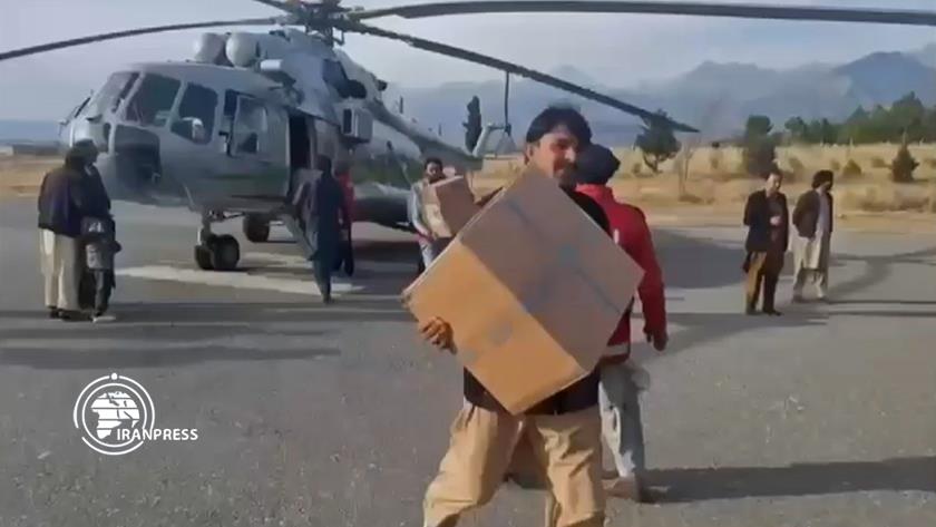 Iranpress: Helicopter Flights Transfer People and Deliver Medicines in Pakistan